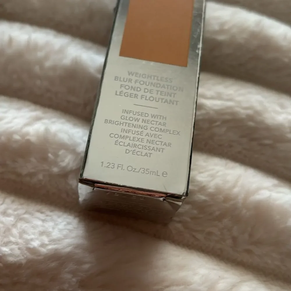 NWT BECCA Skin Love Weightless Blur Foundation Vanilla